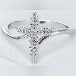 925 Sterling Silver Sparkling diamond Cross Design ring sz 7
